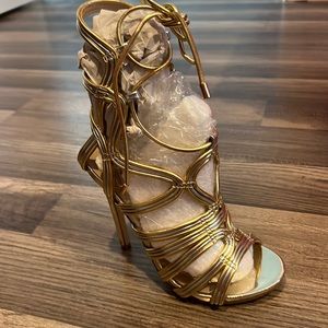 Brand new! gold Goddess make a statement
